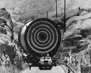 Illustration for article titled Algunas de las máquinas más grandes jamás transportadas por carretera